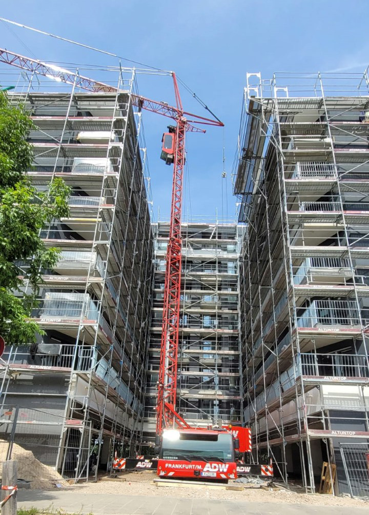 Mobilbaukran MK 88 Liebherr Autodienst West Brüstungsteile verheben