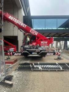 Stahltreppenmontage Kranarbeiten LTC 1050-3.1 Flughafen Frankfurt